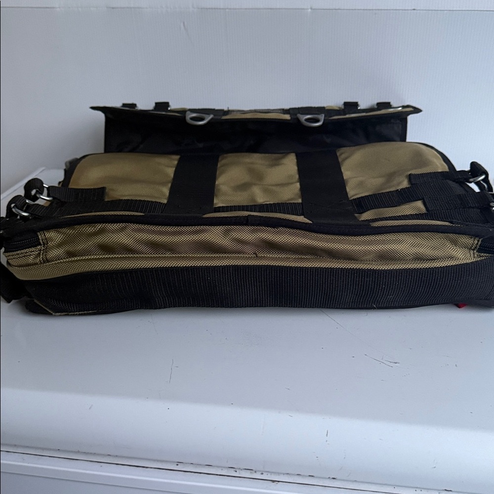 VINTAGE OAKLEY AP TACTICAL MESSENGER LAPTOP BAG MISSING STRAP AND BUCKLES SI - Picture 13 of 15